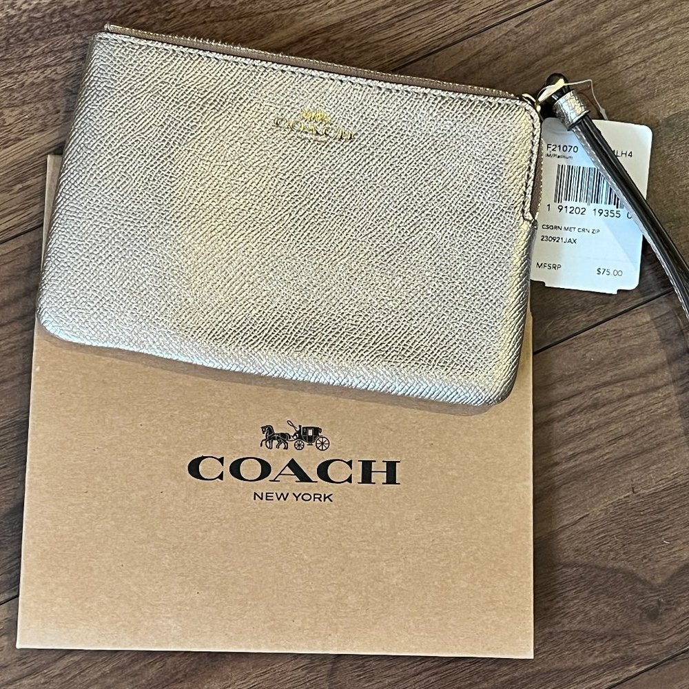 NWT Coach Wristlet Corner Zip